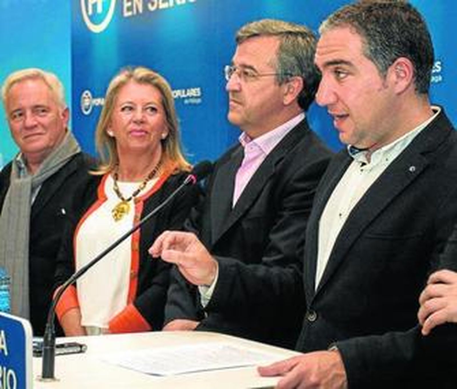 Elías Bendodo anoche durante su comparecencia en la sede del PP en Málaga.