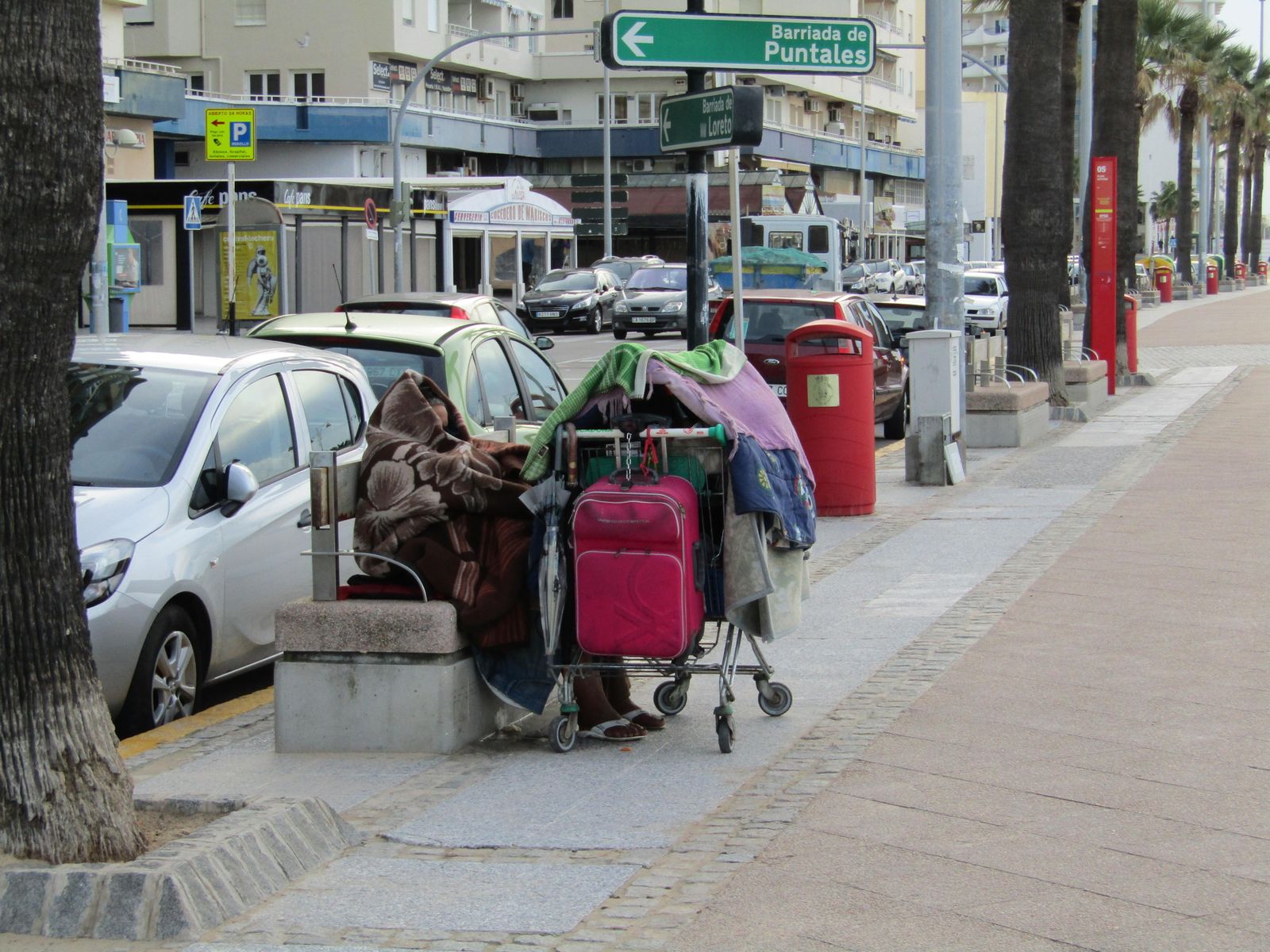 Blanca, tapada por mantas, en uno de los bancos del Paseo donde suele parar.