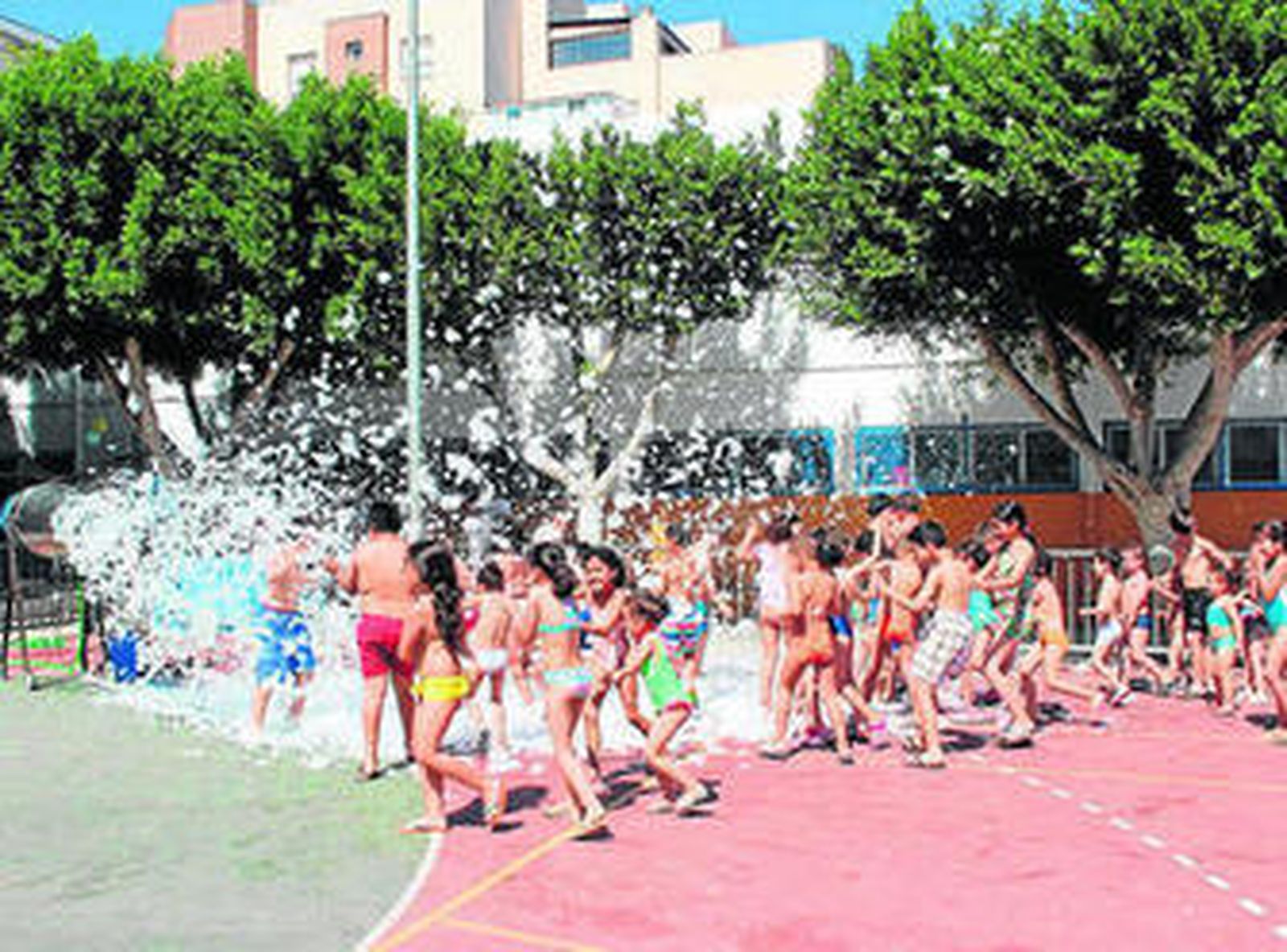 Se ofrecen momentos de ocio como fiestas de la espuma.