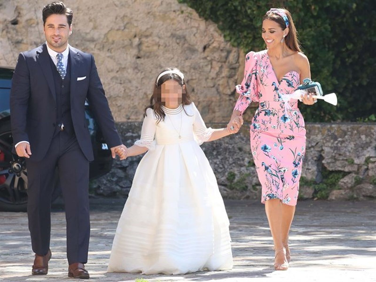 Daniella Bustamante años y recibe la felicitación de sus padres.