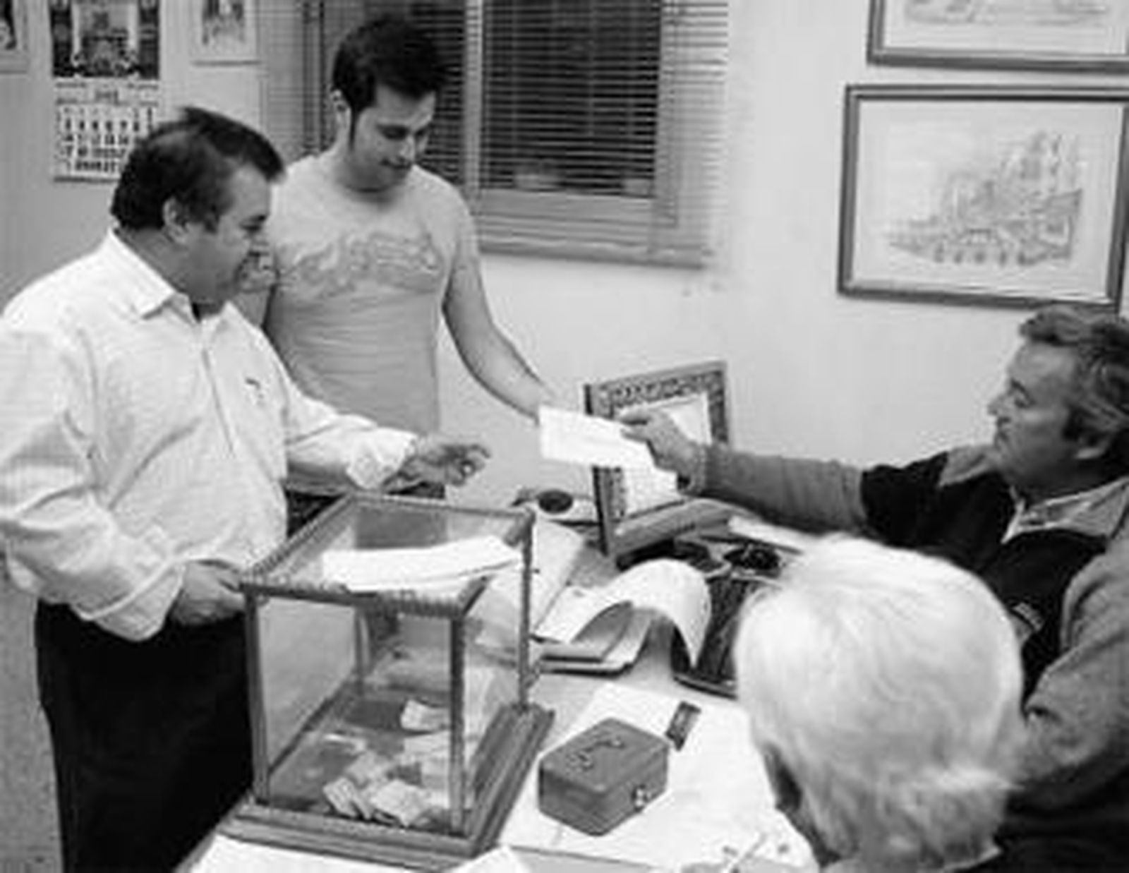 Reparto de papeletas en la Esperanza y Nazareno.