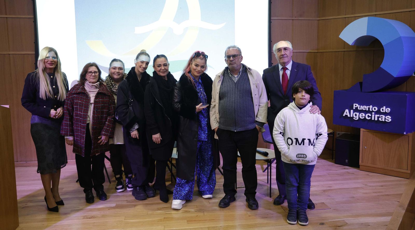 Fotos de la entrega de los premios del Ateneo de Algeciras a María Quiros y Tatiana Delalvz