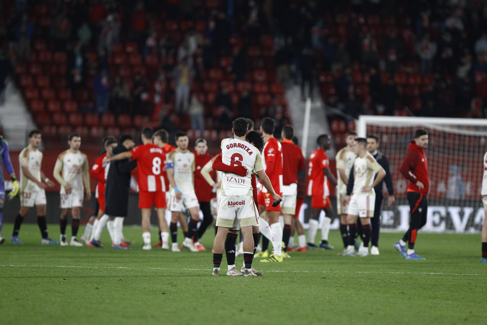 La U.D. Almería se impone por 1-0 al C.D. Mirandés y alcanza la segunda plaza, en imágenes