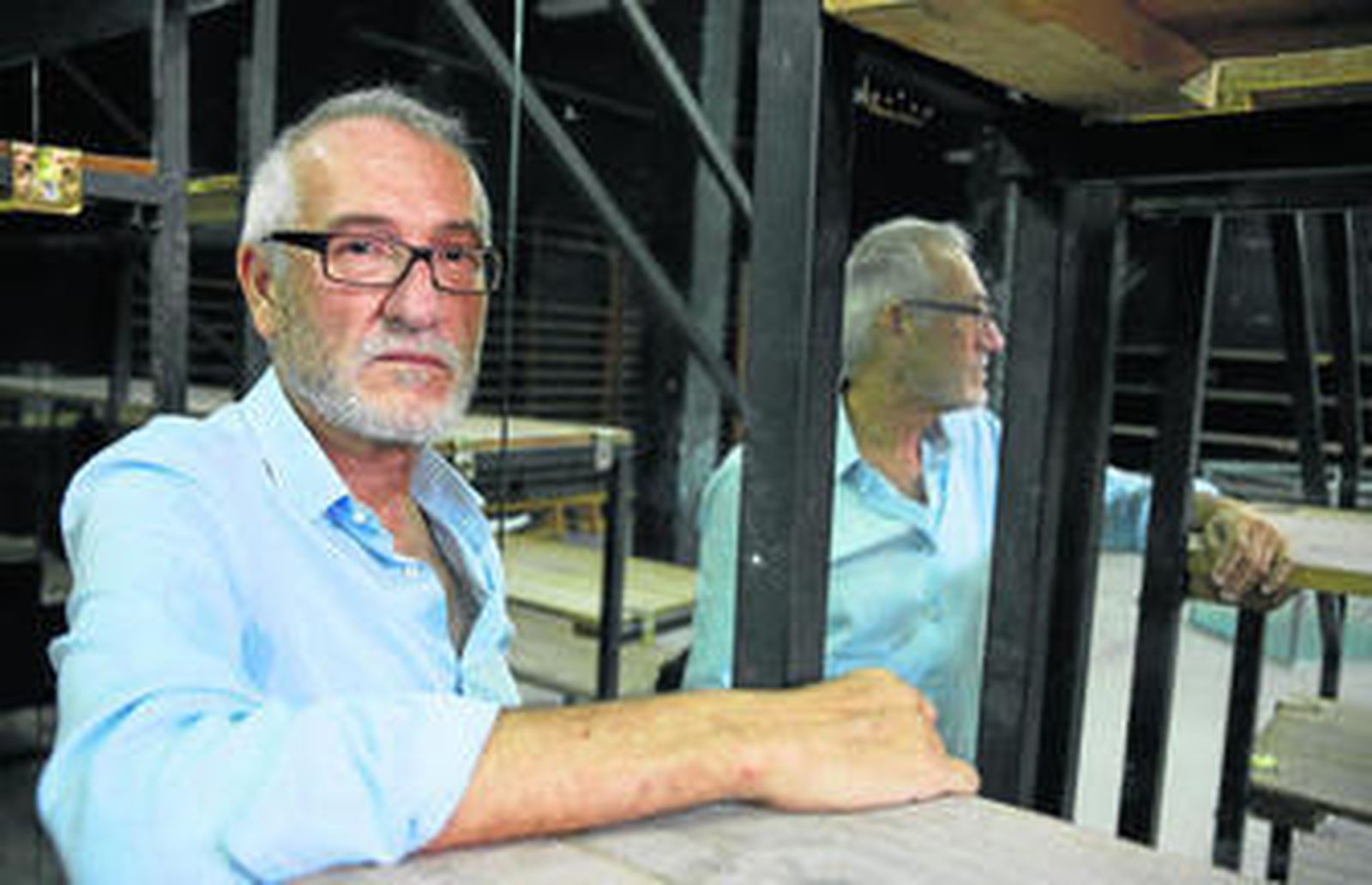 Pedro Olalla en el gimnasio del IES Salvador Rueda, convertido en teatro hace unas semanas para recibir 'La Tempestad' de Shakespeare.