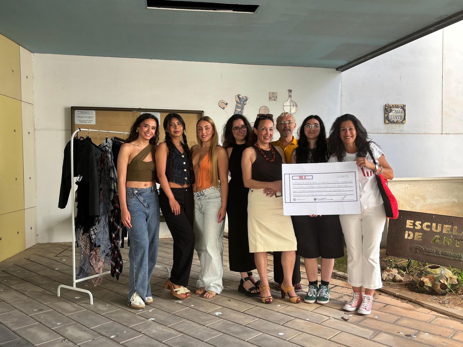 Un momento del acto de entrega de la recaudación por la colección creada por los alumnos de la Escuela de Arte y Diseño.