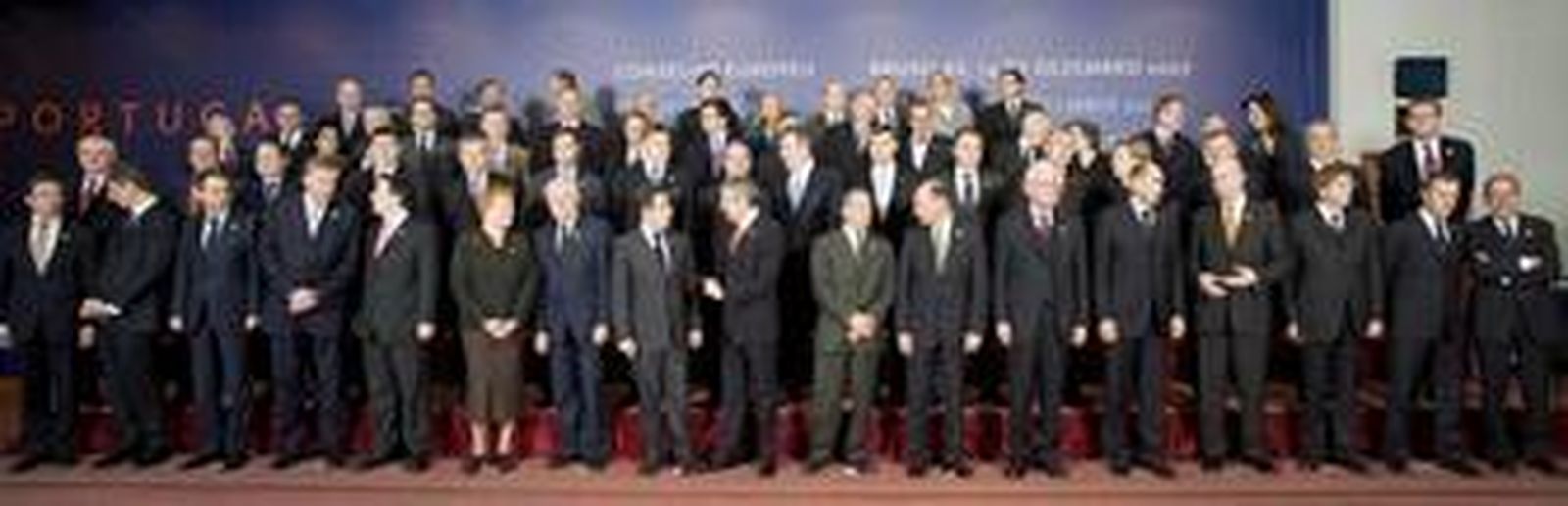 Los jefes de Estado y de Gobierno europeos posan para la foto de grupo durante la cumbre de ayer en Bruselas.