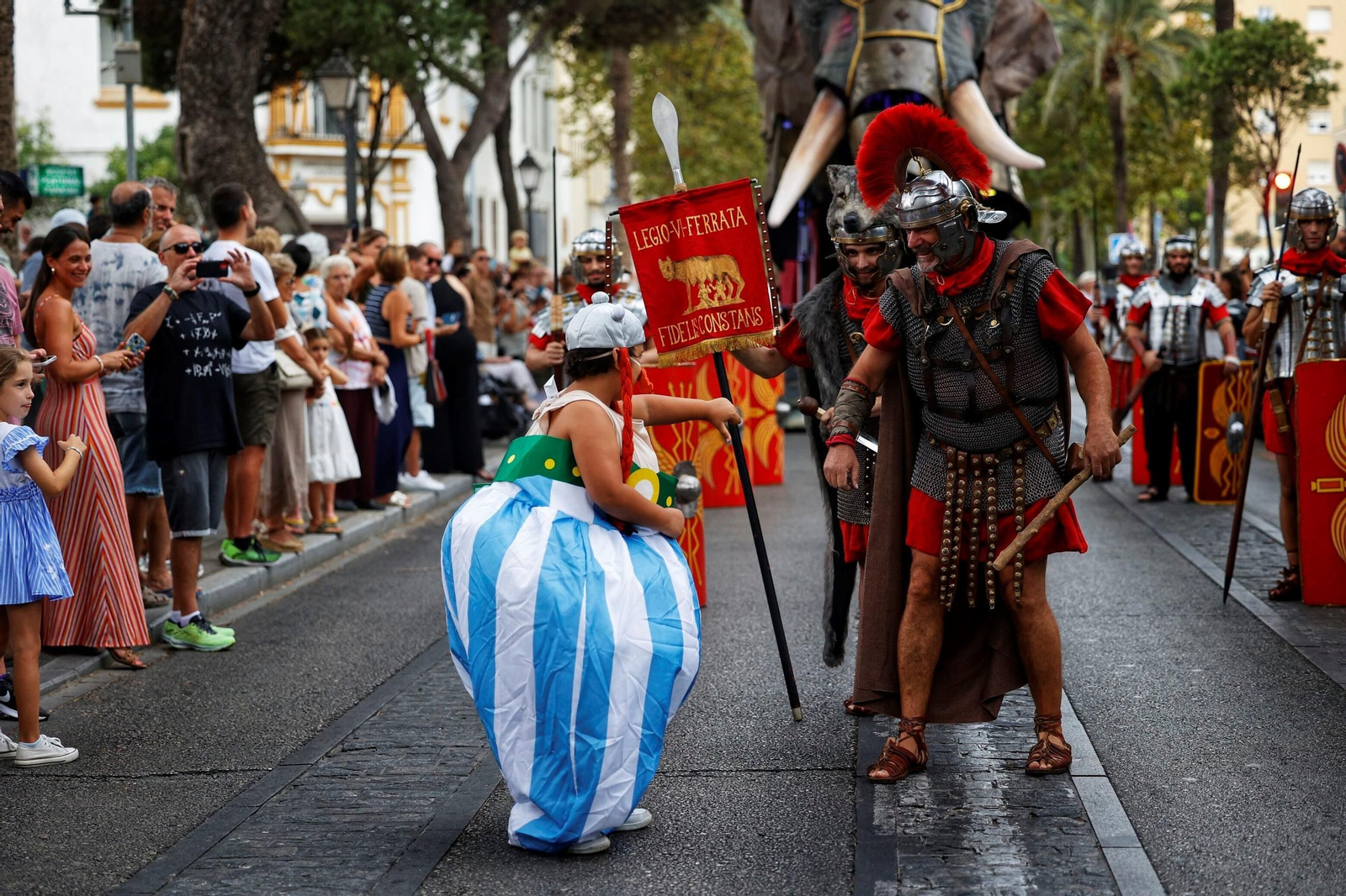 Las imágenes de Gades Romana 2025: la comitiva y el espectáculo inaugural en Cádiz
