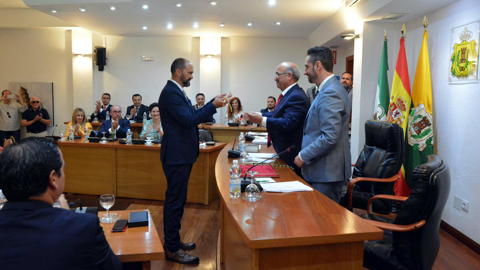 El Pleno de investidura de los Barrios en imágenes