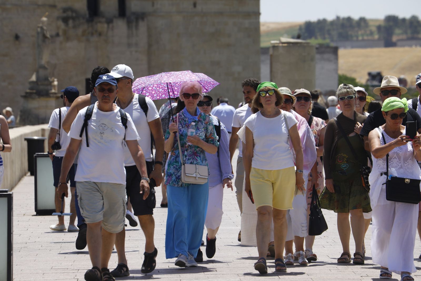 Imágenes de la ola de calor en Córdoba: sombreros, paraguas y fuentes para sobrevivir al aviso naranja