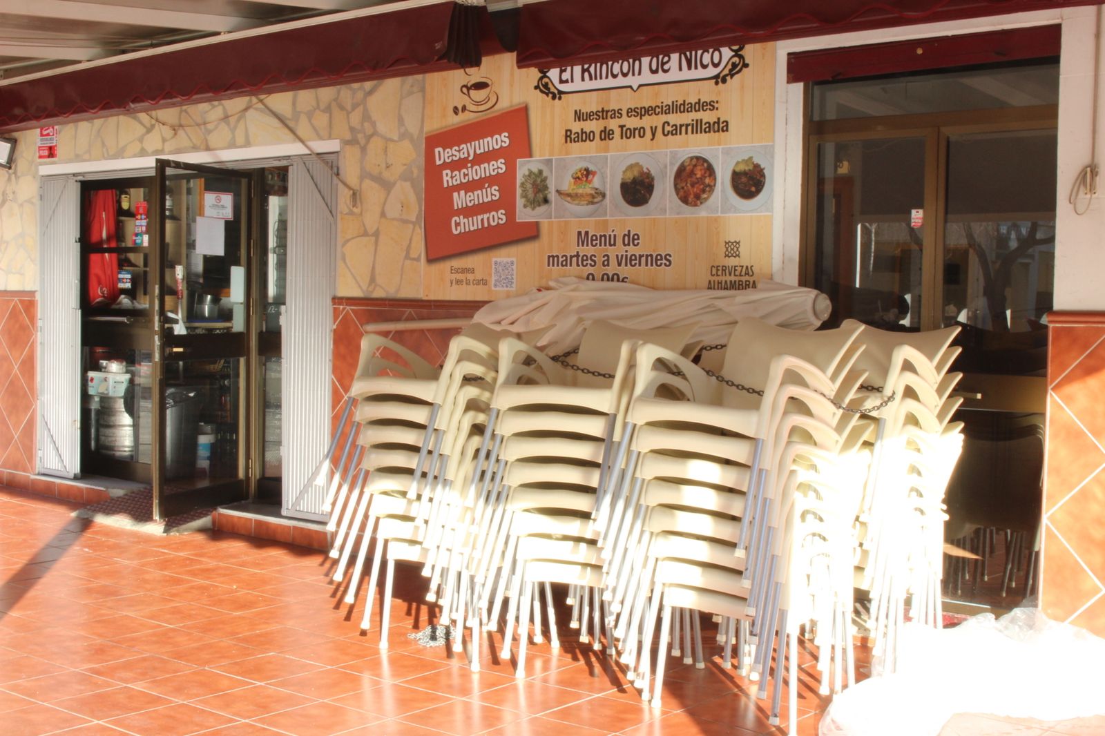 Vista de la terraza de un negocio de hostelería, que desde hoy no puede desarrollar su actividad.