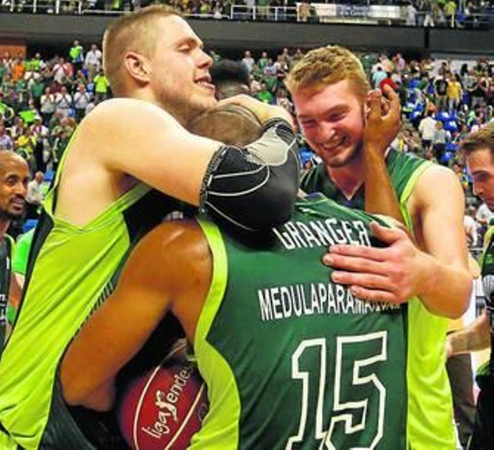 Stimac, Domas Sabonis y Granger celebran la victoria ante el 'Granca'.