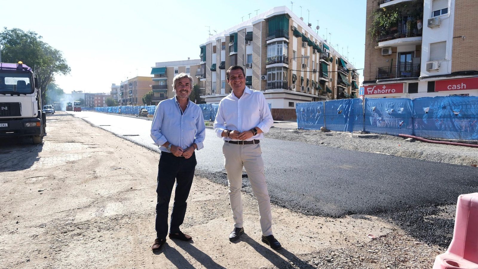 José María Bellido y Miguel Ángel Torrico posan en la avenida de Trassierra.