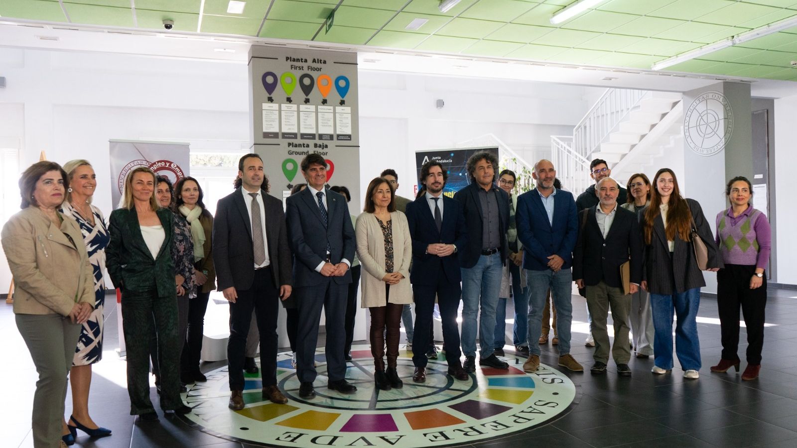 Foto de familia durante la inauguración del CADE en la Universidad de Huelva.