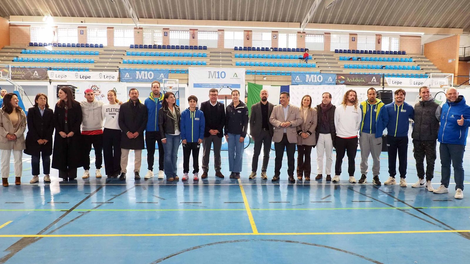Autoridades y deportistas en la foto oficial del evento