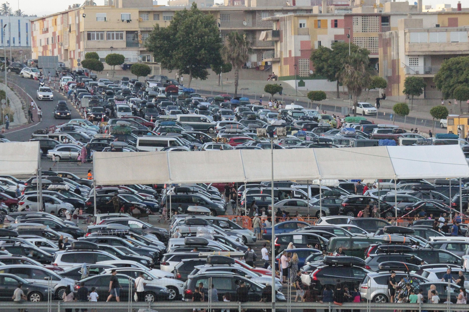 La zona de acceso a la frontera de Ceuta, atascada de coches.