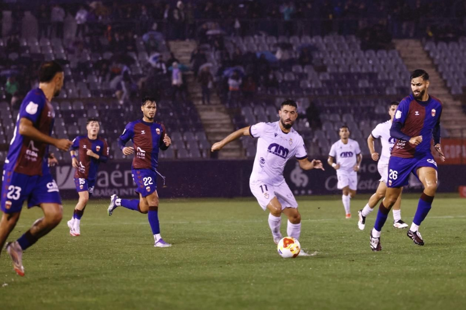 Mario Martos, autor del gol jiennense, rodeado de futbolistas azulgranas.