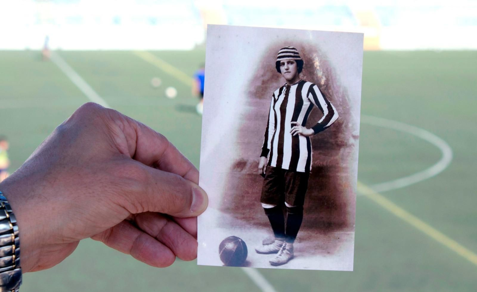 Fotografía de Nita Carmona vestida con su equipación