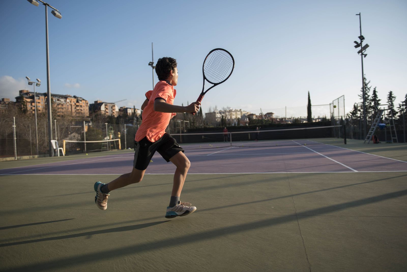 1. Los más pequeños también disfrutan jugando al tenis. 2. Manolo Santa disputó el trofeo Corpus, el más importante de la ciudad, en las instalaciones de la entidad. 3. Socias de la Real Sociedad de Tenis de Granada en el año 1931. 4. Rafael Peregrín, reelegido presidente, afronta su quinto año de mandato.