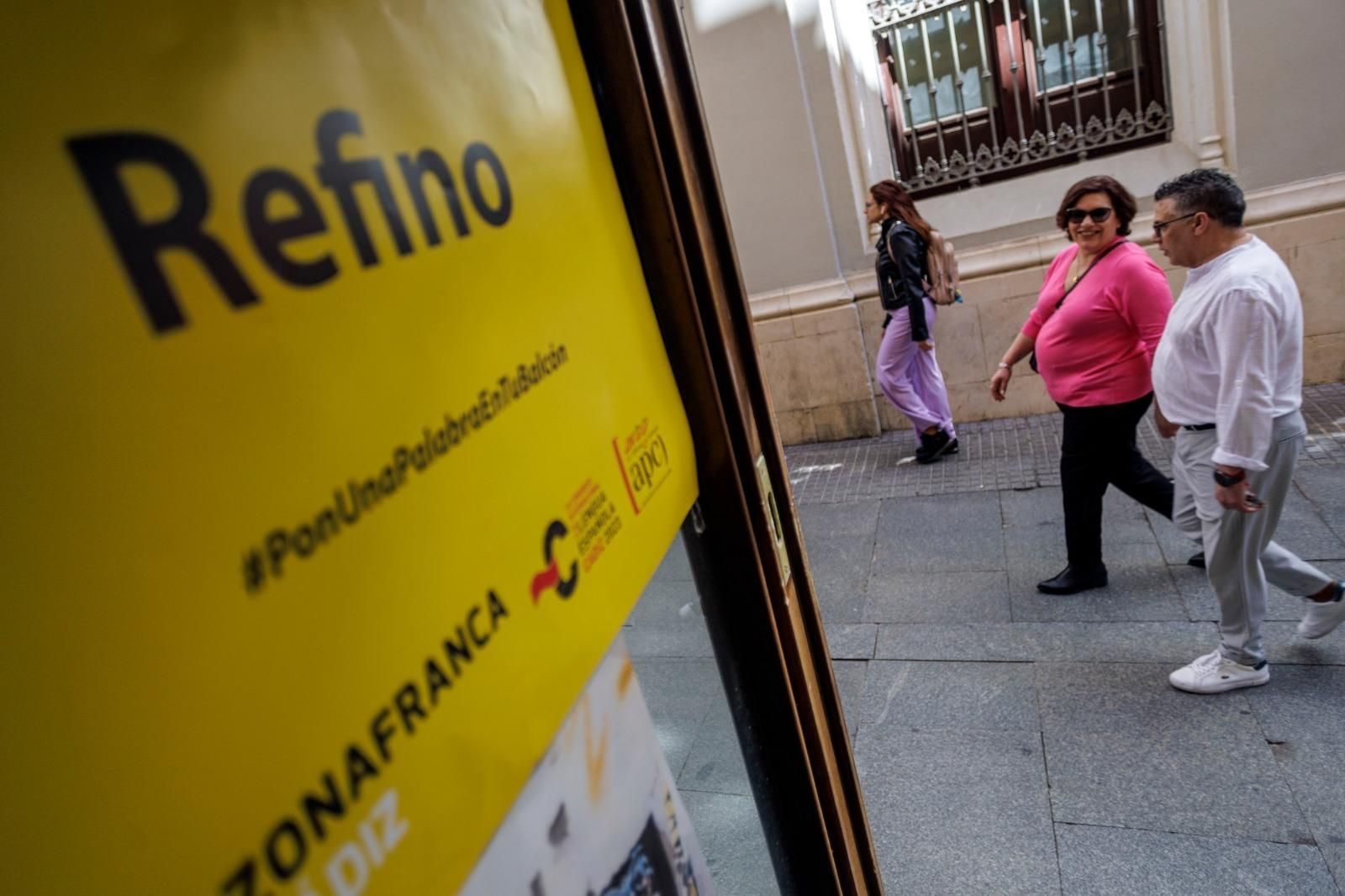 Palabras gaditanas cuelgan de los balcones de Cádiz