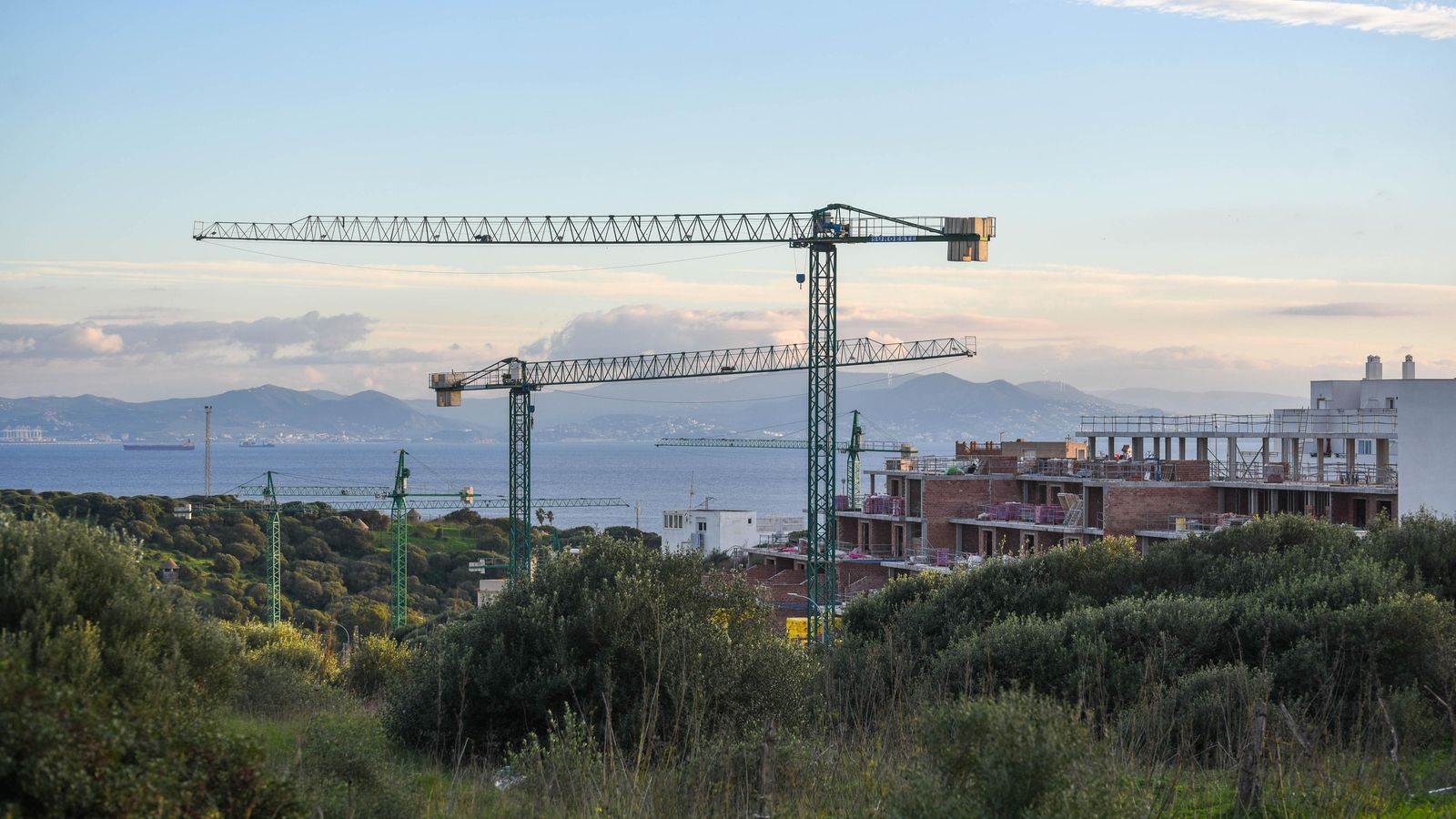 Grúas de una obra de construcción de viviendas en Tarifa.