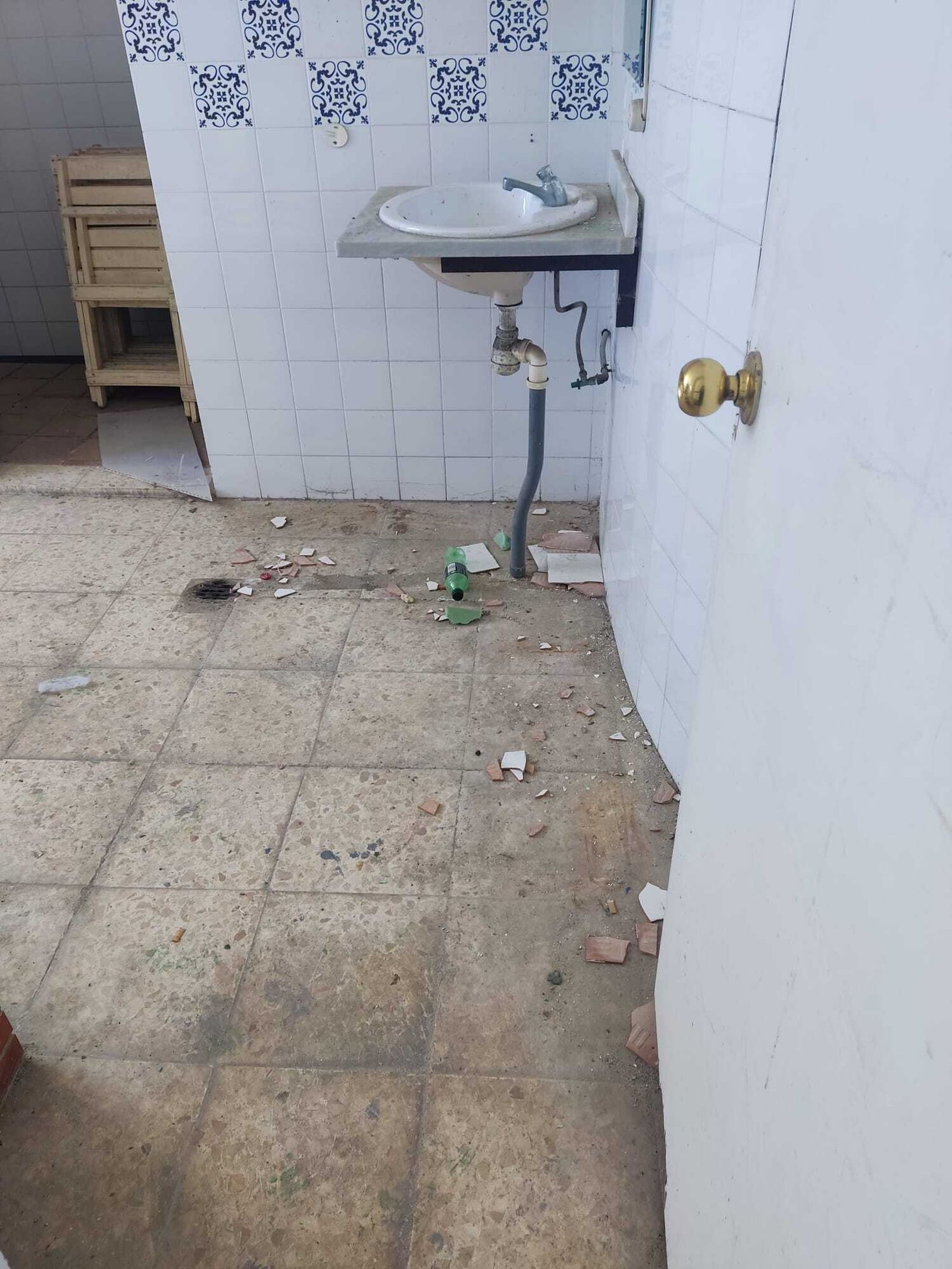 Interior de los baños de las instalaciones deportivas de La Asunción.