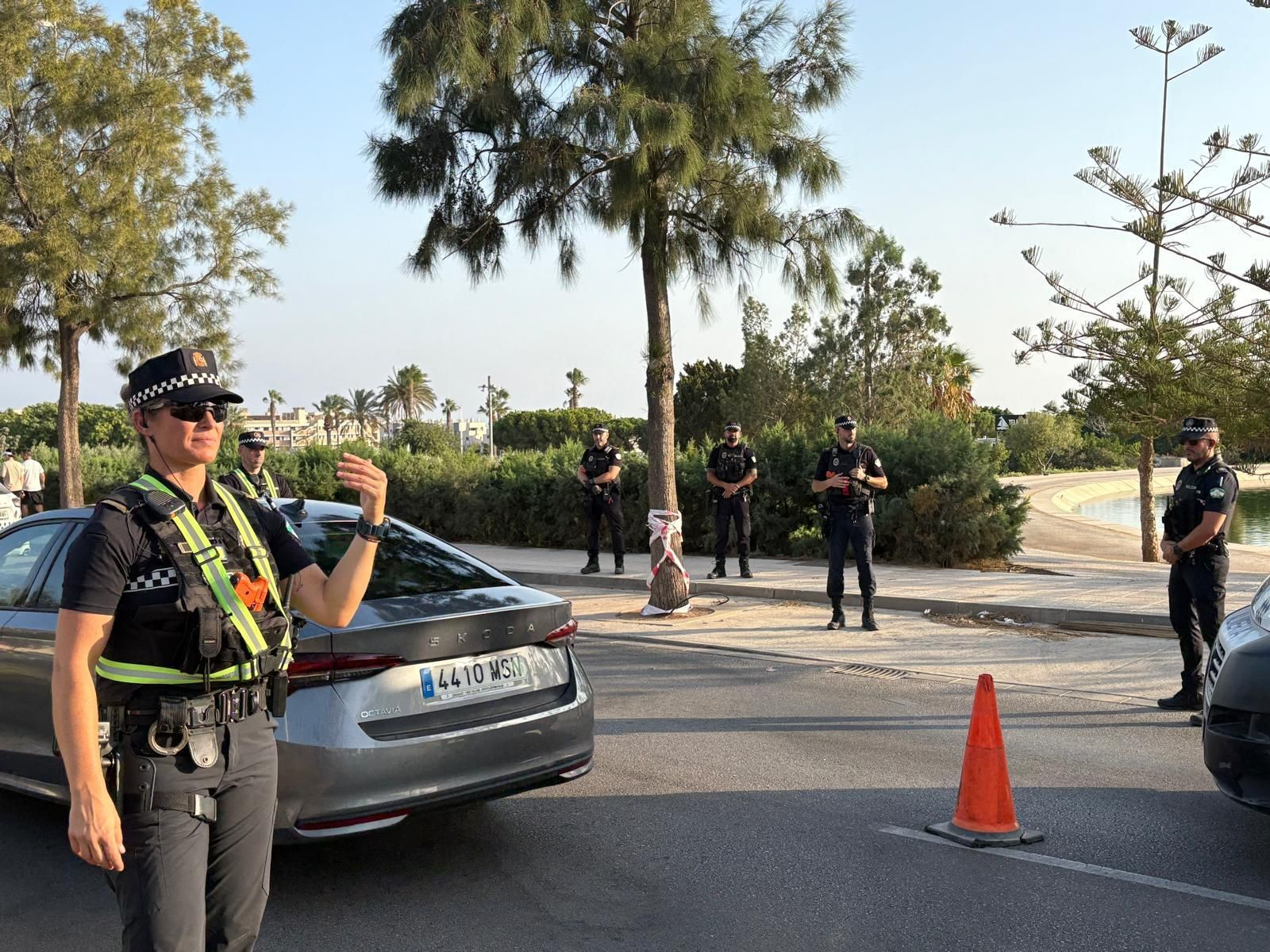Agentes de la Policía Local de Almería controlarán los accesos a los principales puntos donde se van a realizar los cortes de tráfico durante la semana de Feria de la capital