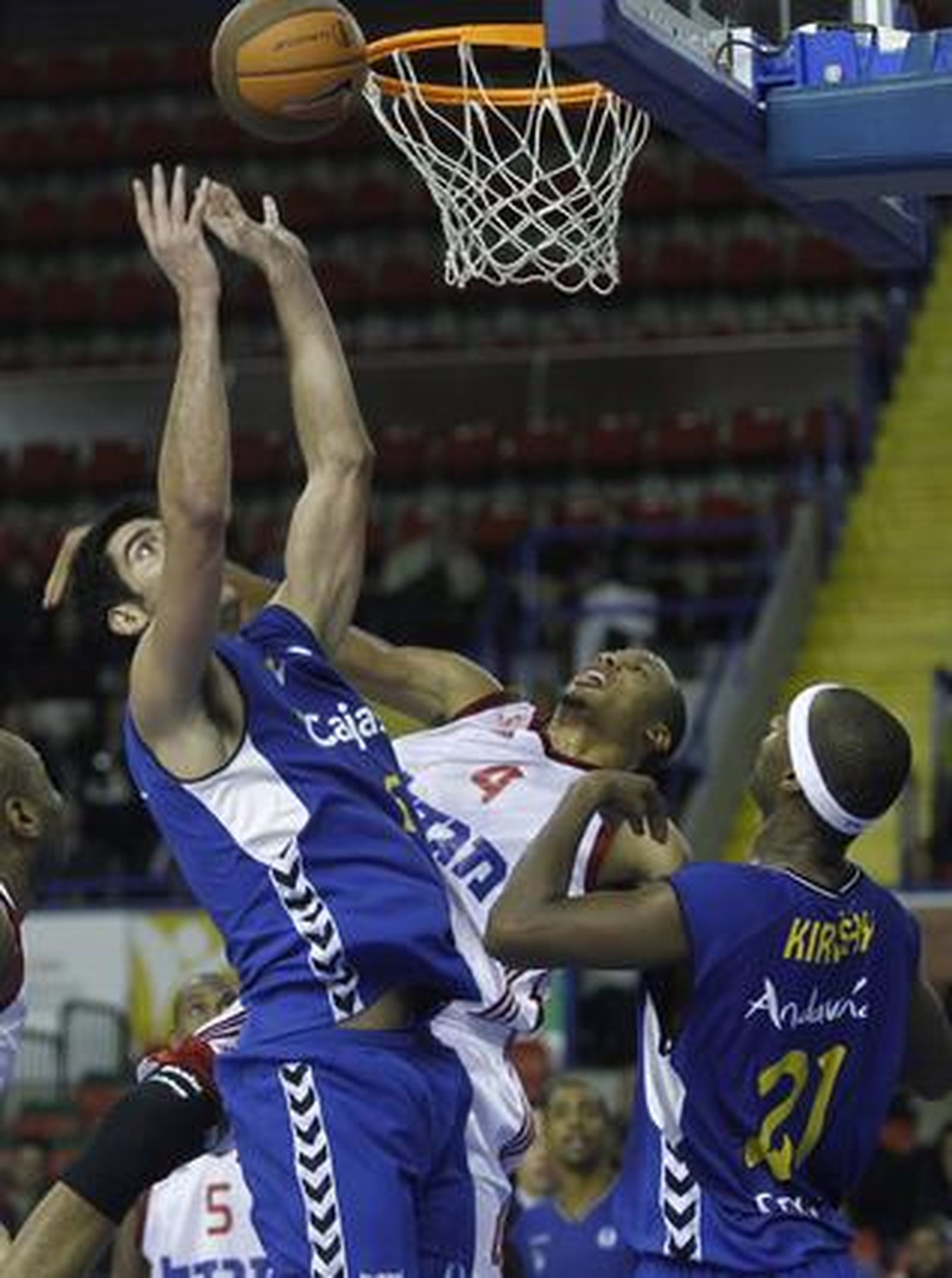 El Cajasol vuelve a perder (72-76), esta vez contra el Hapoel Jerusalén, en un partido con alternativas en el que tuvo en triunfo en sus manos, pero lo dejó escapar.

Foto: Antonio Pizarro