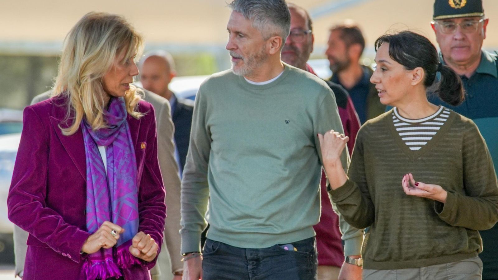 El ministro conversa con la subdelegada del Gobierno en Huelva, María José Rico.