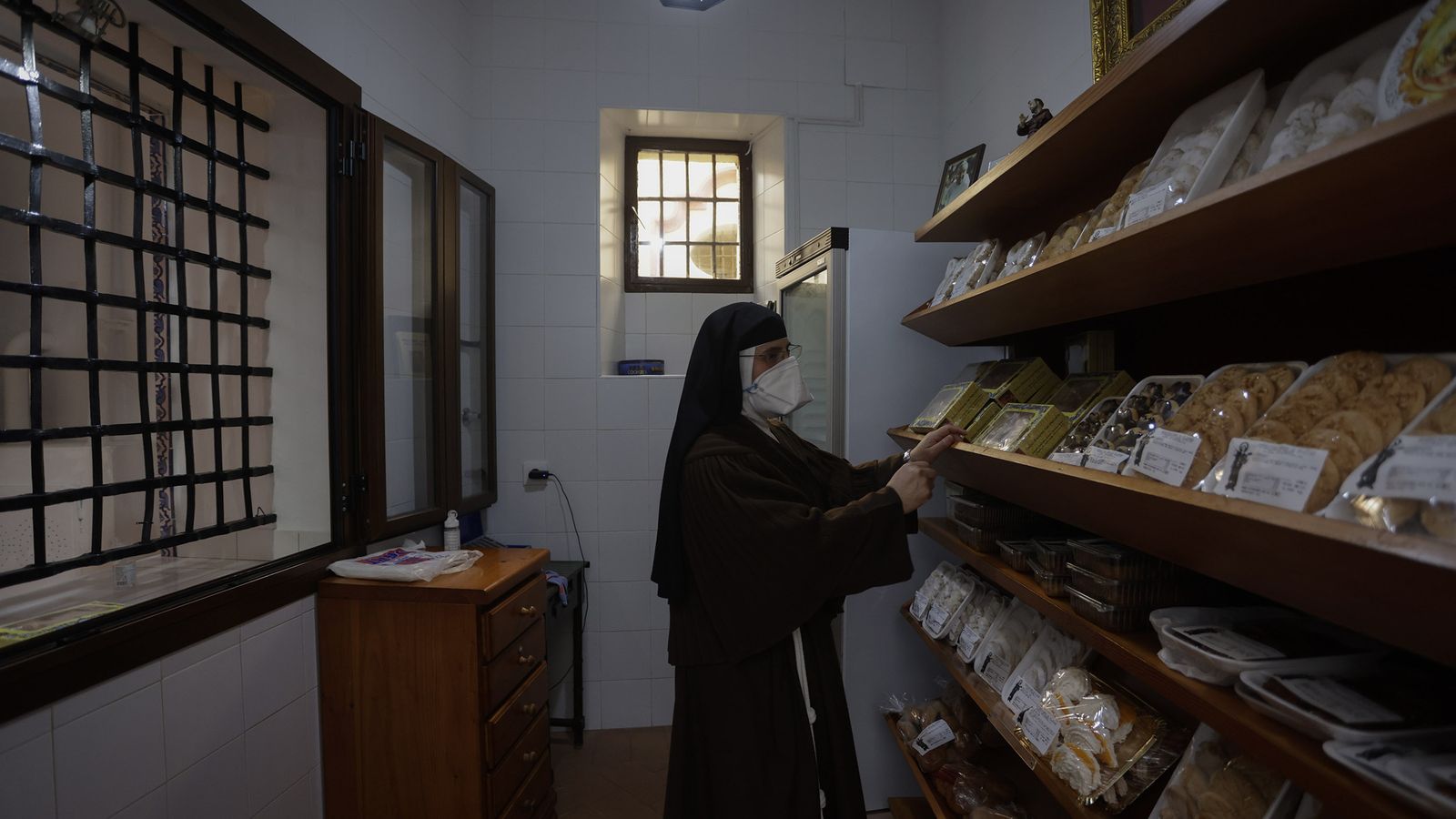 La madre superiora muestra los dulces que elaboran en Santa María de Jesús.
