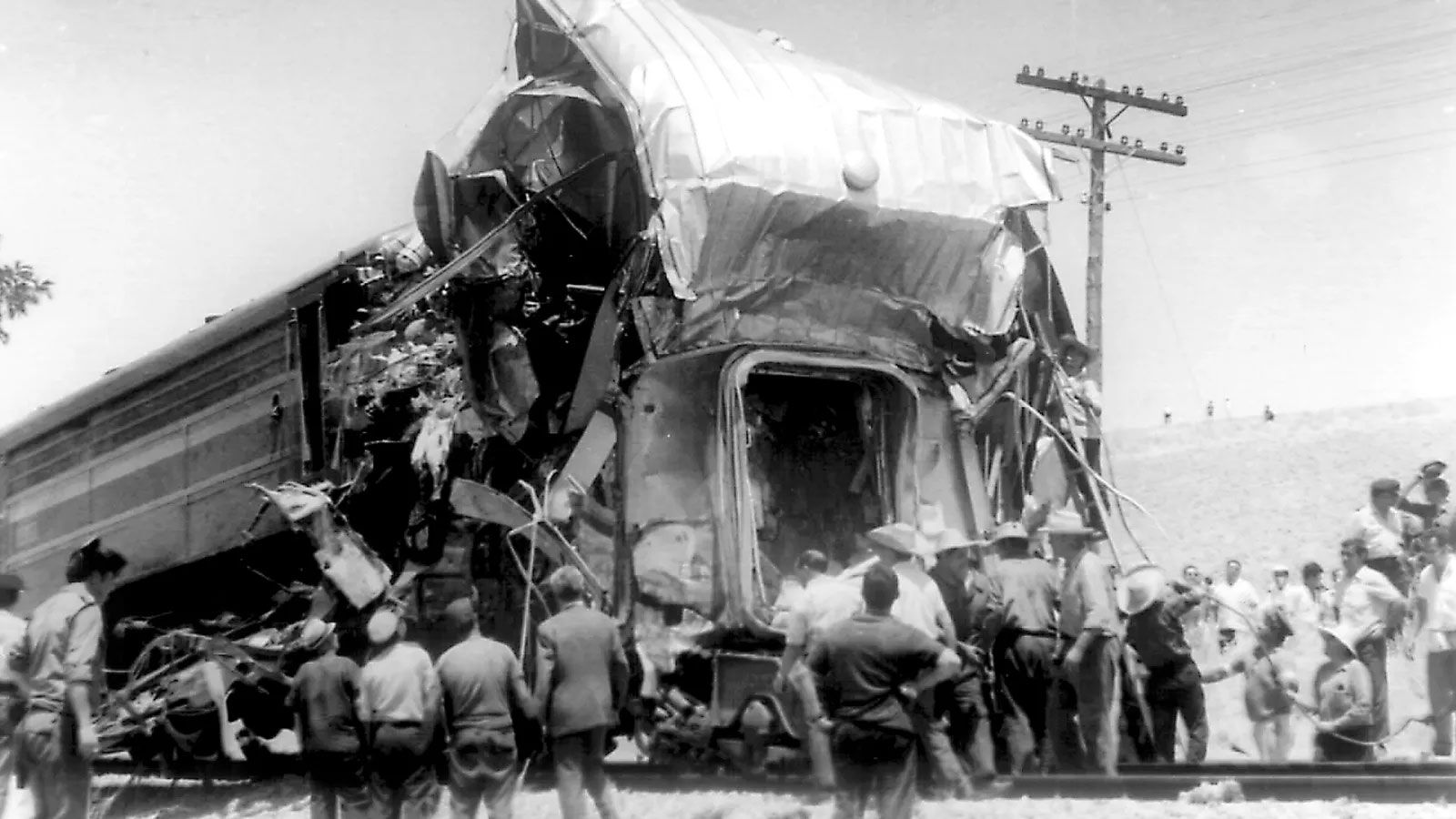 Estado en que quedó el ferrobús tras el brutal choque con el expreso de Madrid.