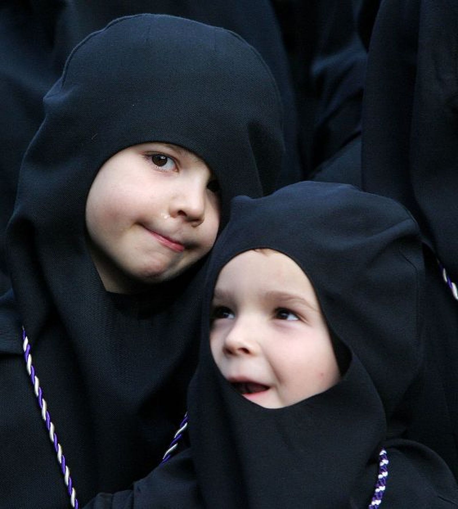 Dos pequeños de Amor 	y Sacrificio van a lo suyo pasándoselo bien.

Foto: Vanesa Lobo
