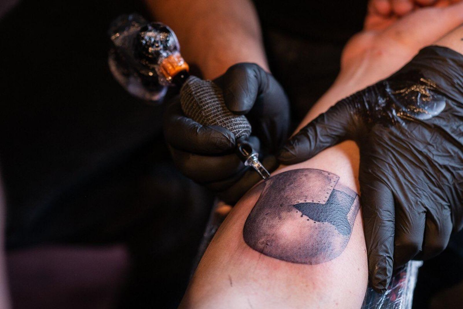 Imagen del resultado del tatuaje del casco griego.