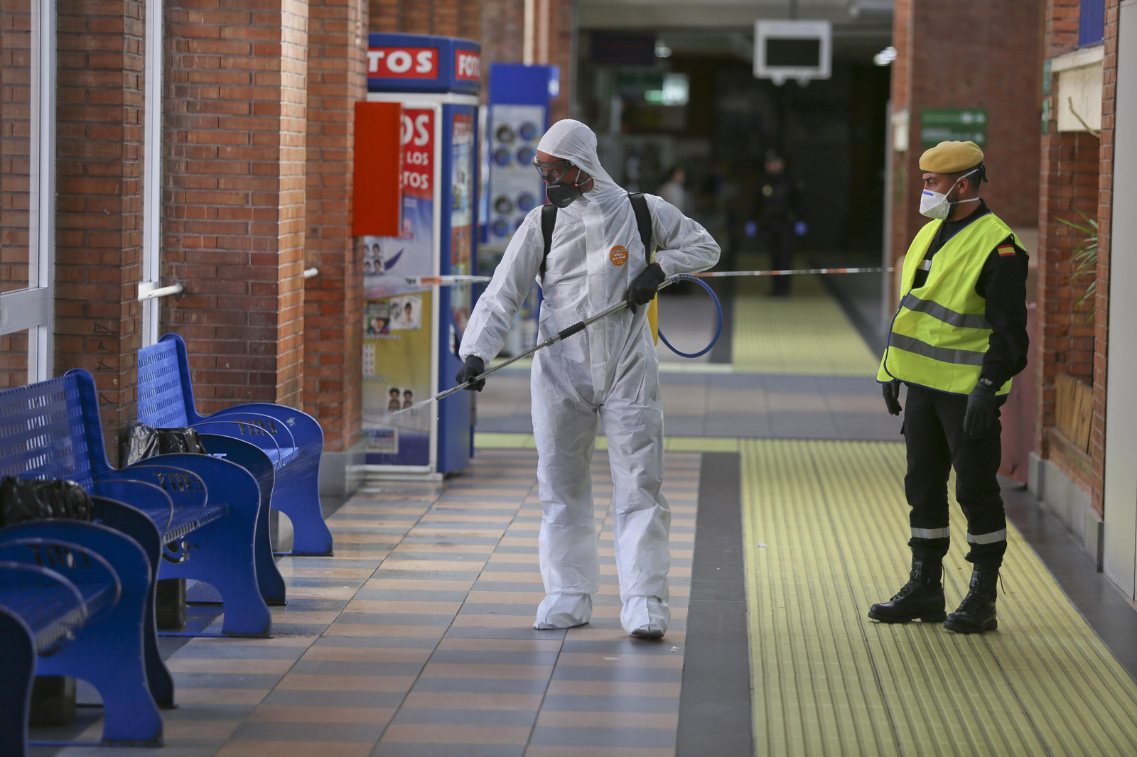 La UME desinfecta en Málaga la estación de autobuses y el puerto, en fotos
