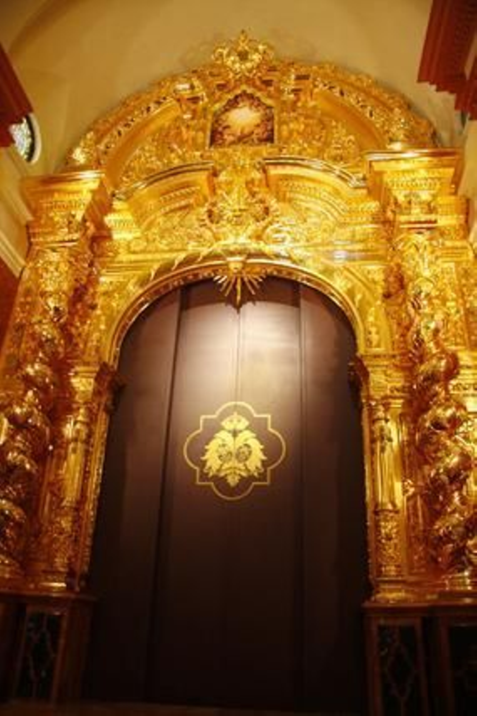 Mármol, bronce y madera son los materiales que forman el monumental retablo que acogerá al Cristo de la Expiración.

Foto: Victoria Hidalgo