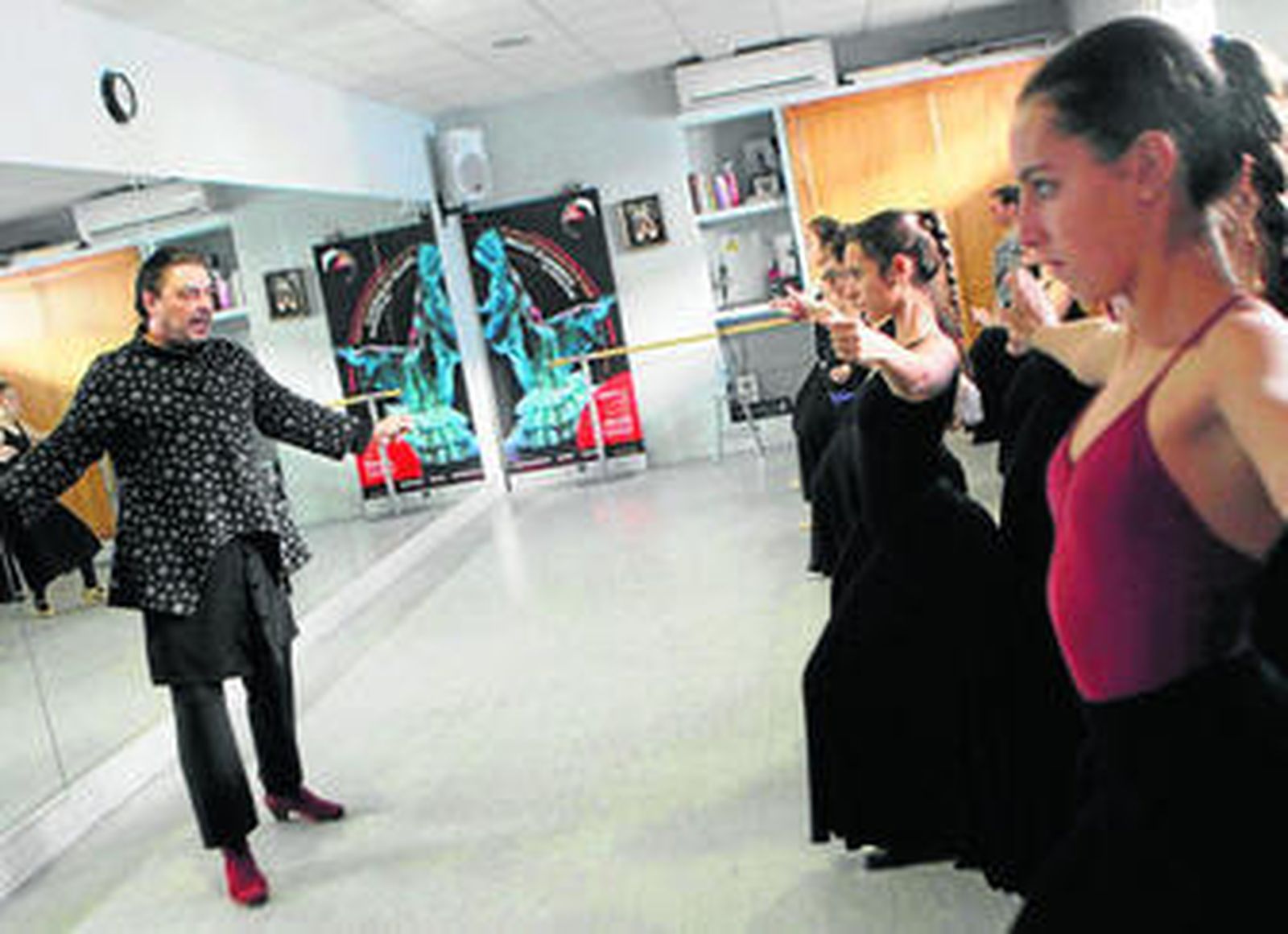 Antonio Canales, con el grupo de alumnas de la Escuela de Danza Danzares.
