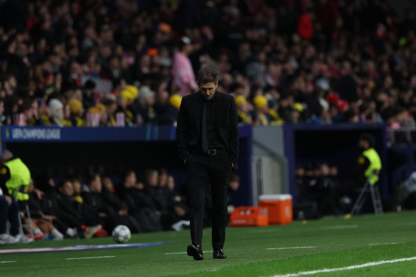 Simeone, cabizbajo, en un momento del partido.