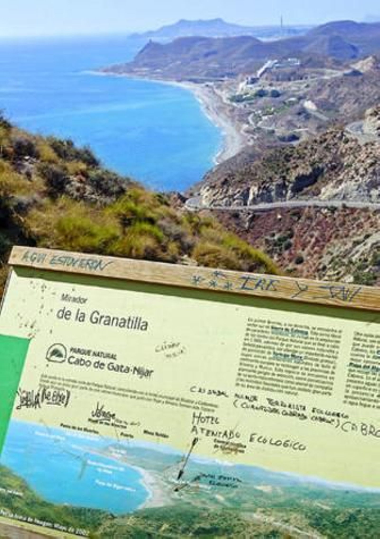 Un panel informativo de la Junta a pocos metros del Algarrobico.