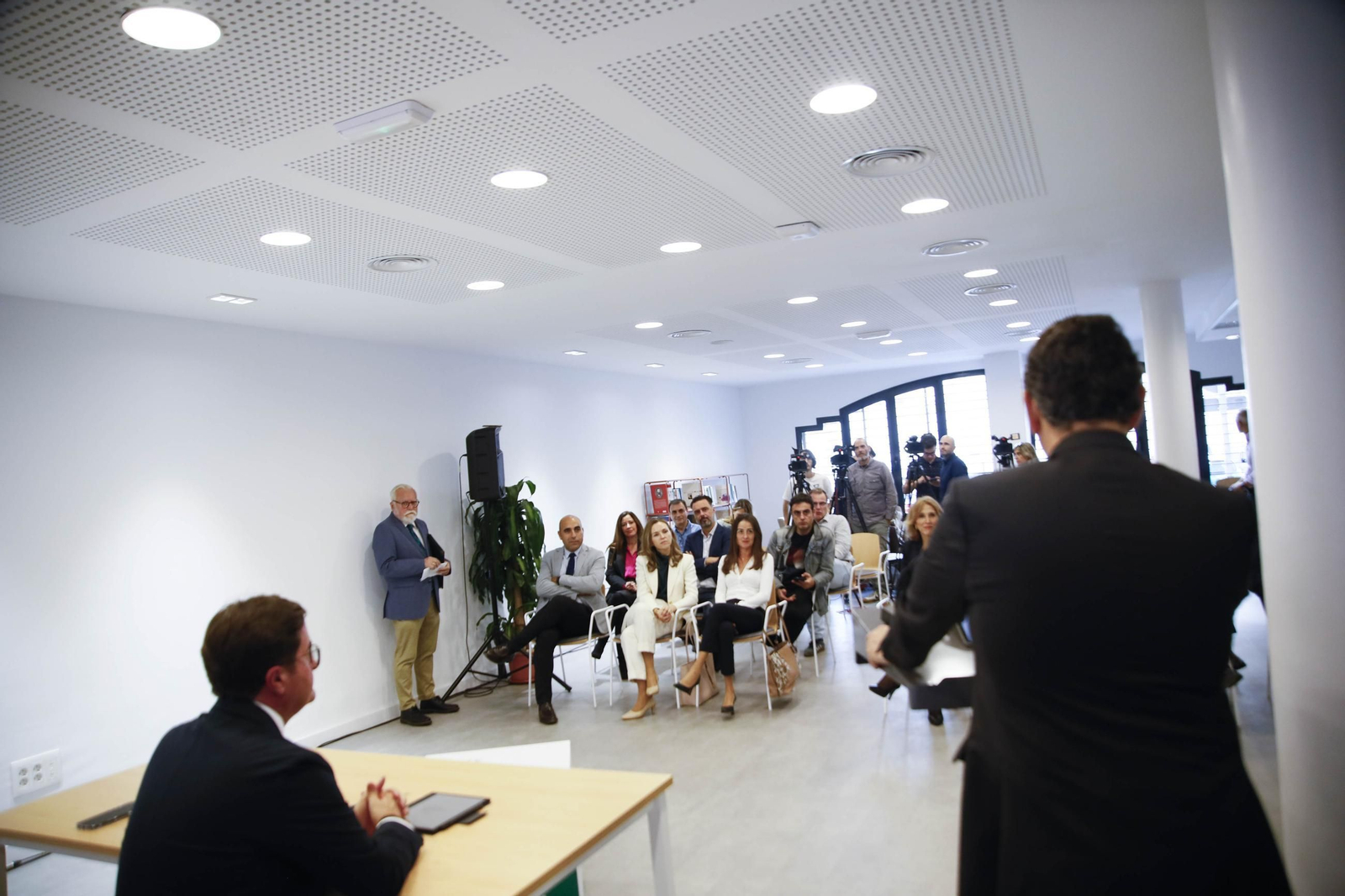 El consejero Antonio Sanz y el alcalde ejidense Francisco Góngora, firman un convenio para la creación de un Centro de Emprendimiento Digital, en imágenes