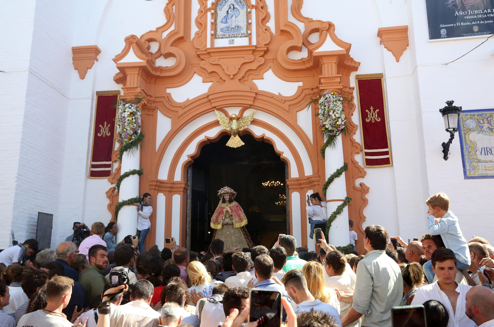 Entrada de la Virgen del Rocío en la parroquia de Almonte tras el traslado del pasado agosto.