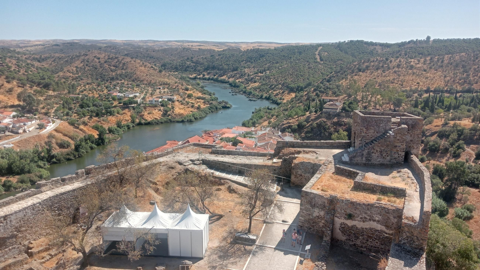 Vista desde el castillo de Mértola con el Guadiana a la izquierda