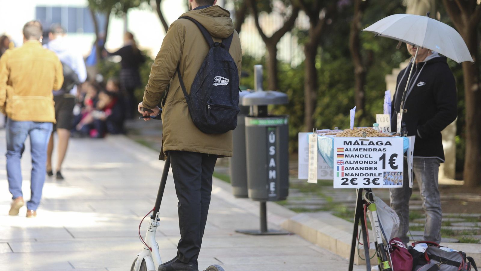 Un usuario de patinete, por la calle Alcazabilla.
