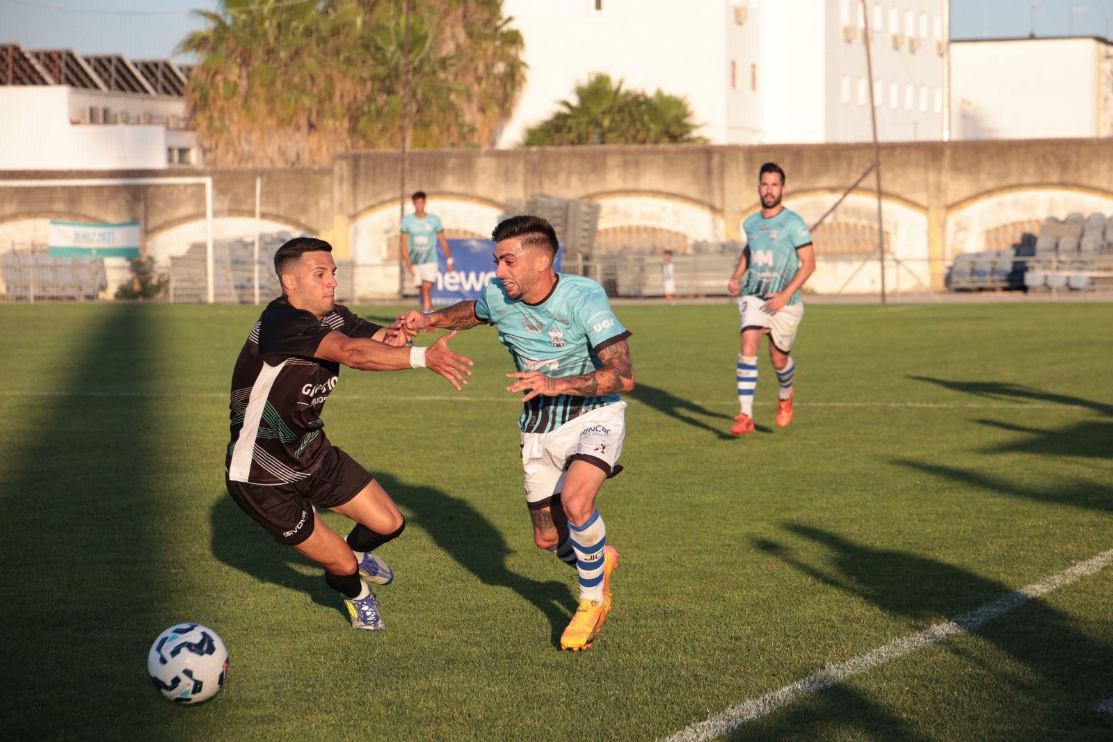 Cristian Tejero intenta irse de un rival.
