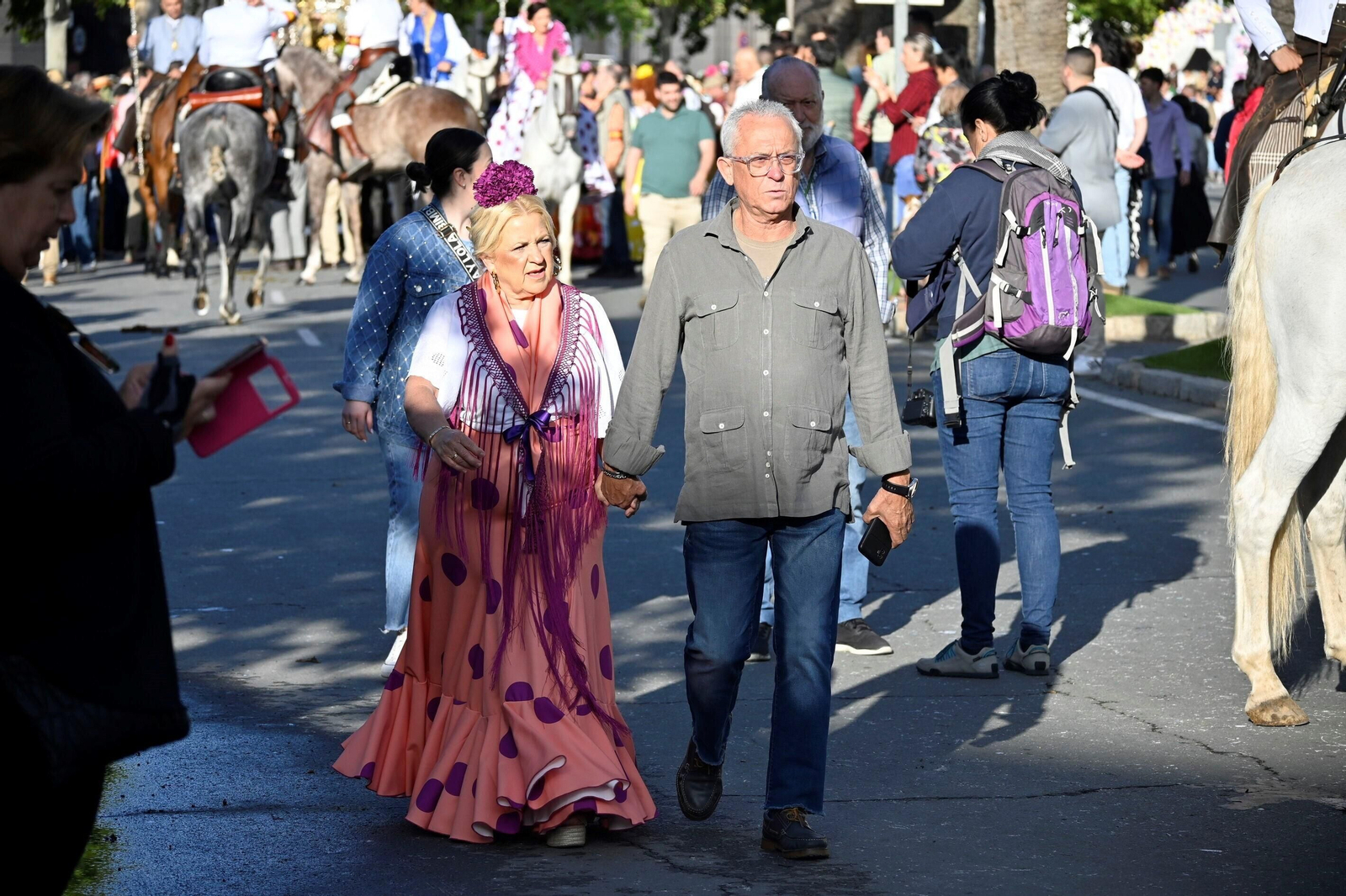 Imágenes de los peregrinos de la Hermandad de Emigrantes en su salida por las calles de Huelva