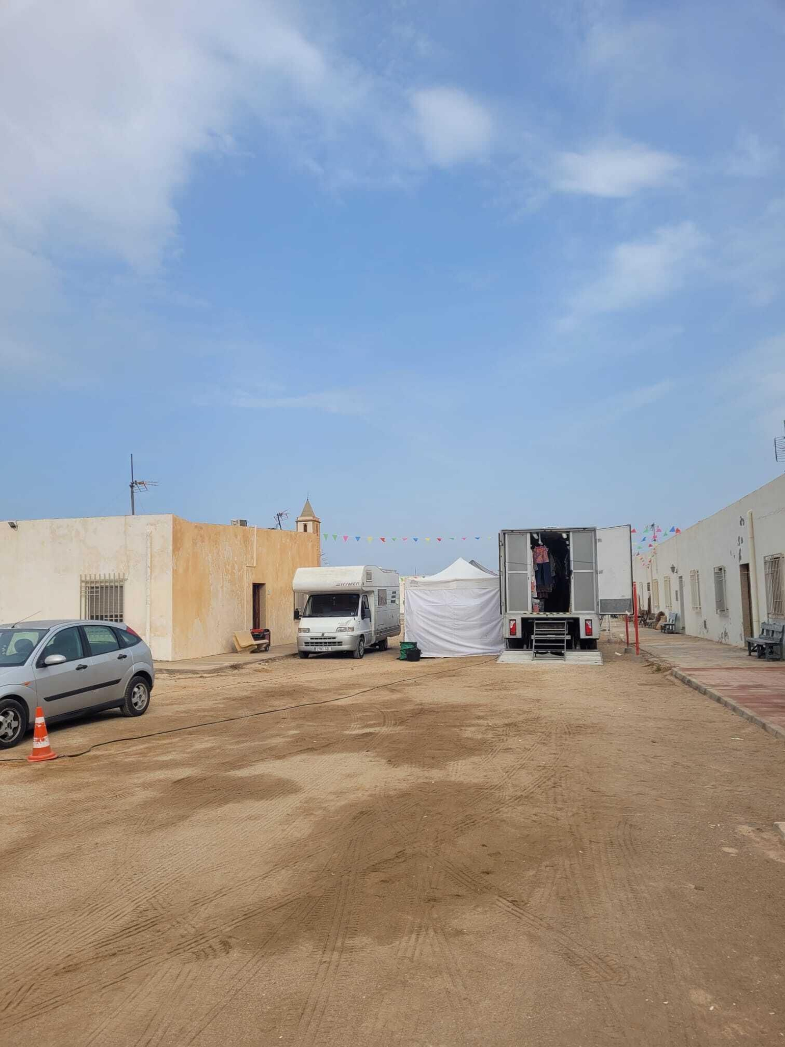 Los vehículos del rodaje aparcados