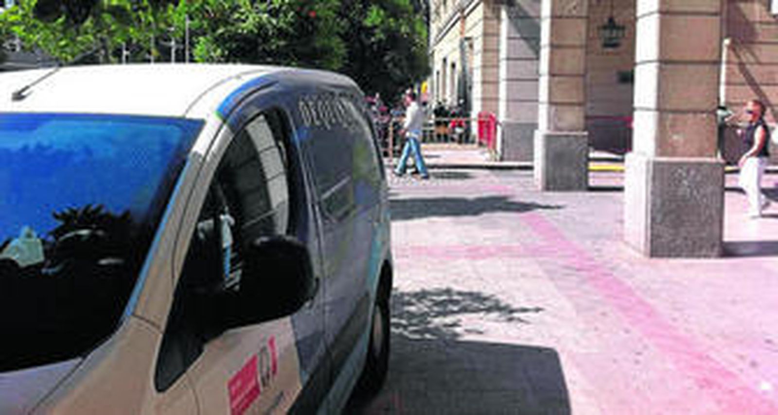 El vehículo de la empresa especializada en el control de plagas, aparcado ayer junto a los juzgados.