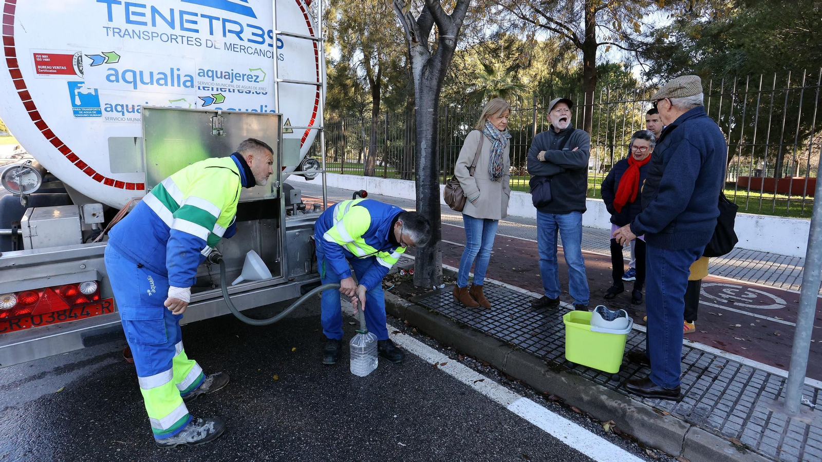 Imágenes del reparto de agua en Vallesequillo