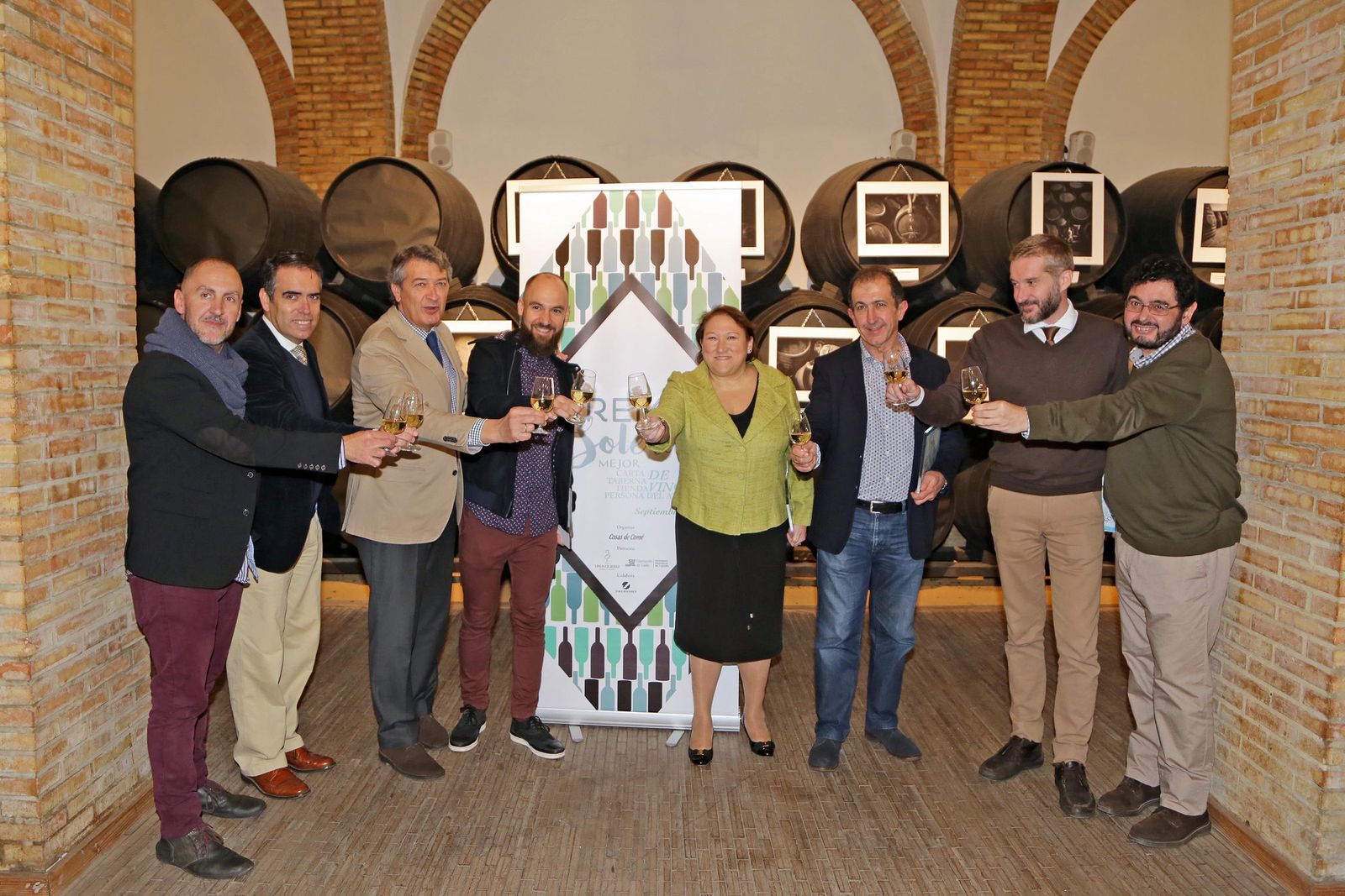Organizadores y premiados brindan con vino de Jerez ante el photocall de los 'Premios Solera' tras recibir sus distinciones.