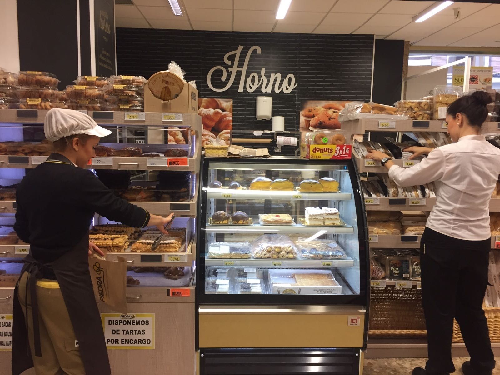 Dos trabajadoras, en la tienda reformada de Duque de Hornachuelos.