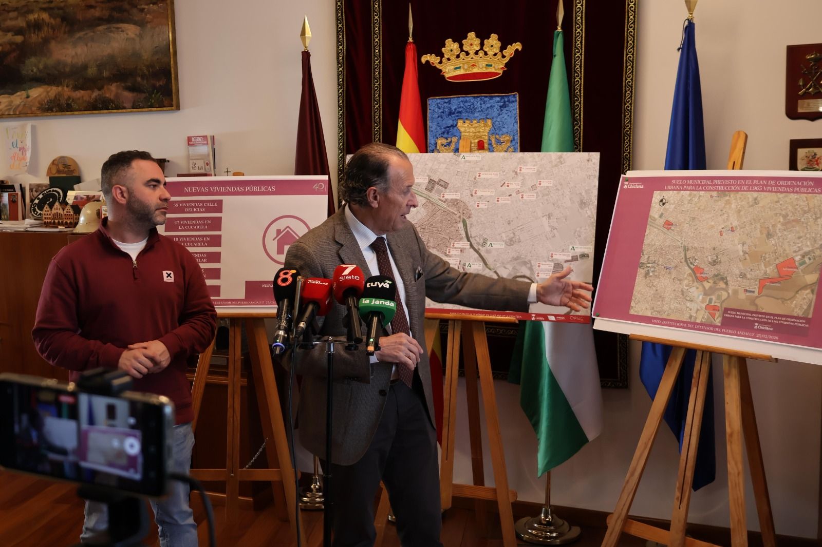 El alcalde, junto al delegado de Juventud, muestra el suelo disponible para vivienda pública.