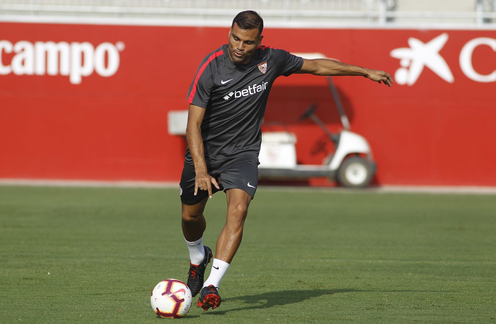 Mercado ensaya el disparo antes de su lesión.